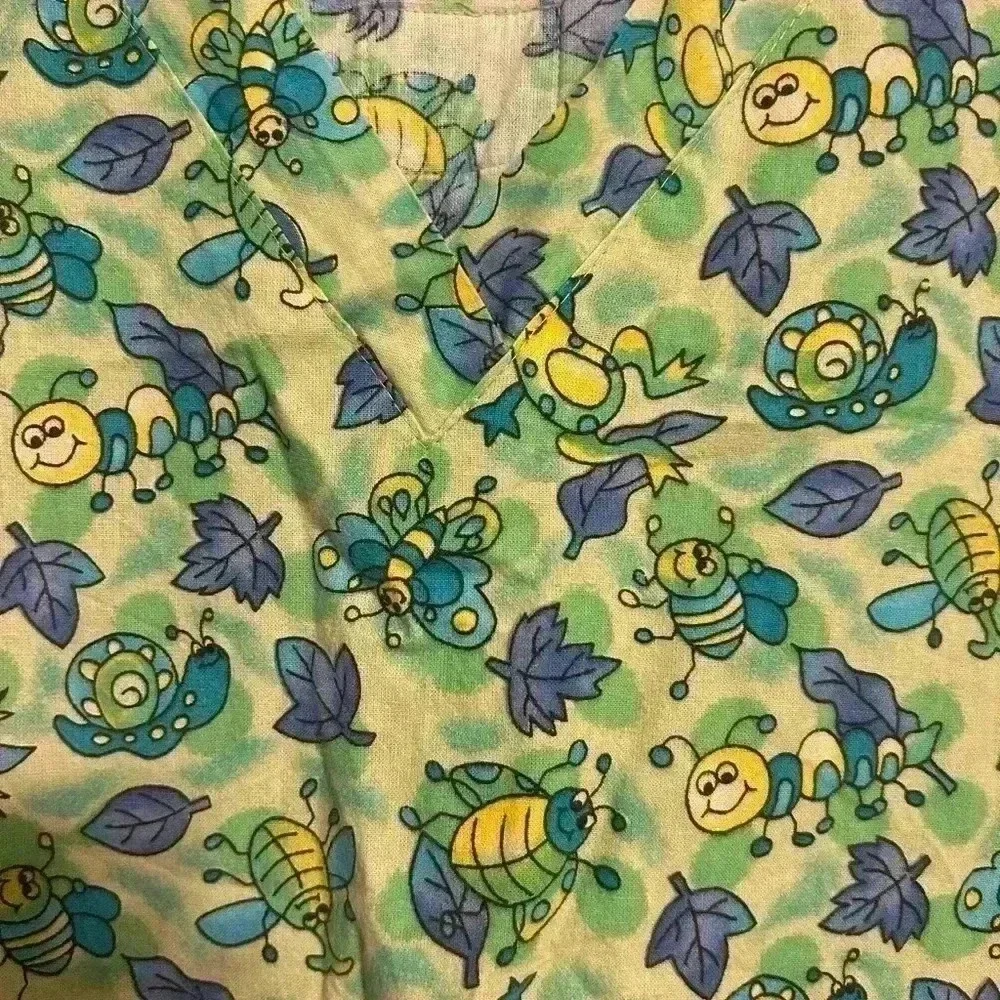 Woman’s green Scrub set size large like new- with catapults and leaves - Picture 2 of 7